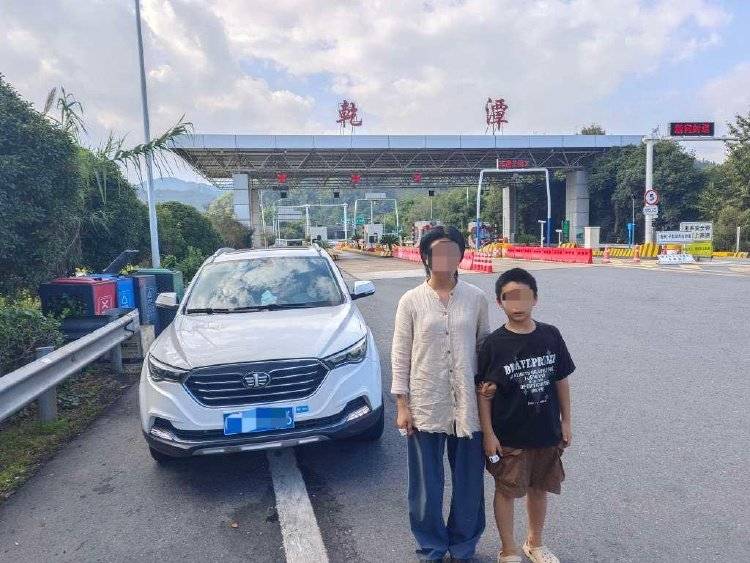 离谱！妈妈让儿子高速下车路边方便<strong></p>
<p>抹茶交易所怎么转划</strong>，解决完后跟随车流跑回来找她
