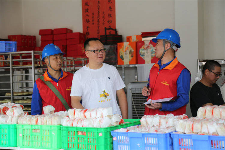阖家团圆时<strong></p>
<p>抹茶交易所怎么转划</strong>，他们守护蓉城灯火