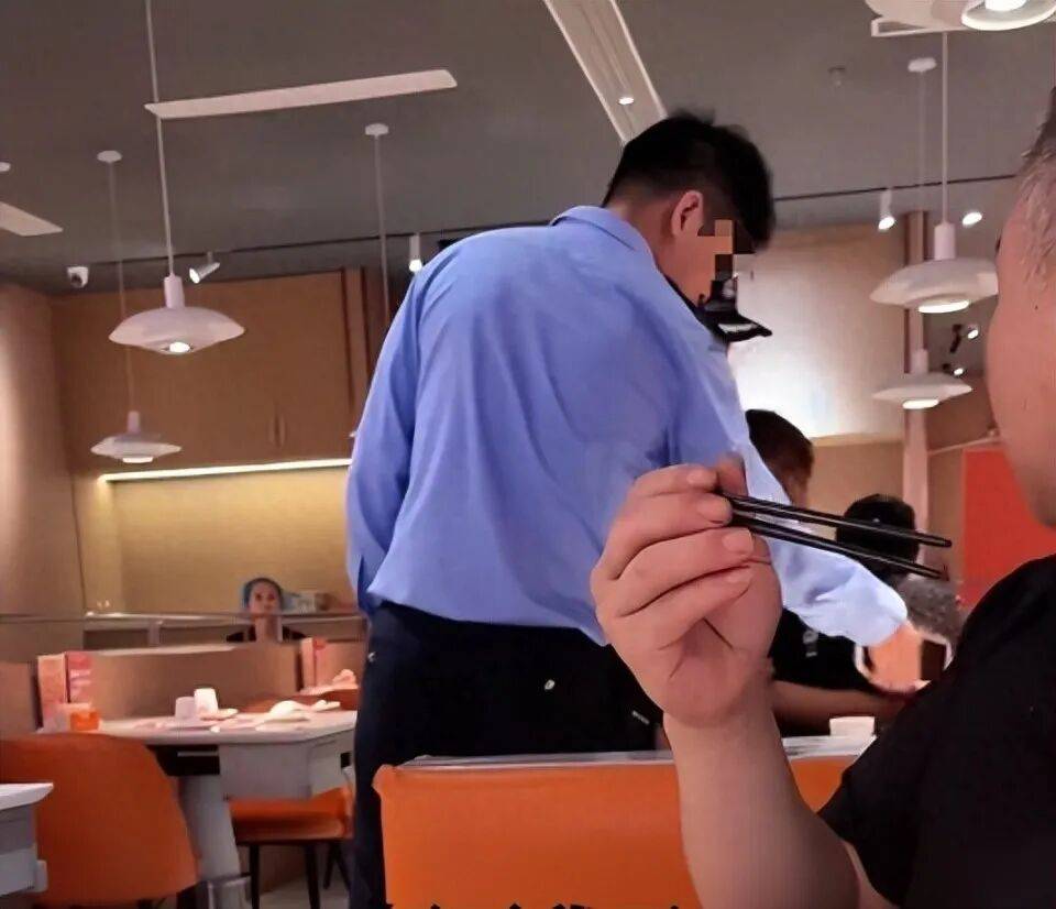 小伙和女友餐厅吃饭<strong></p>
<p>下载抹茶数字货币交易所</strong>，被民警赶来戴铐带走；警方回应：其女友与一离家女孩“撞脸”，错抓已道歉