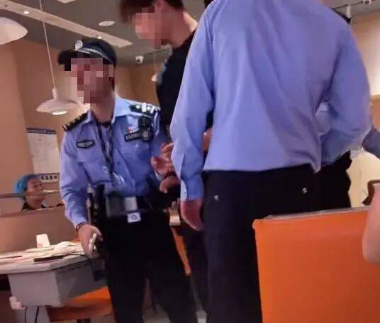 小伙和女友餐厅吃饭<strong></p>
<p>下载抹茶数字货币交易所</strong>，被民警赶来戴铐带走；警方回应：其女友与一离家女孩“撞脸”，错抓已道歉