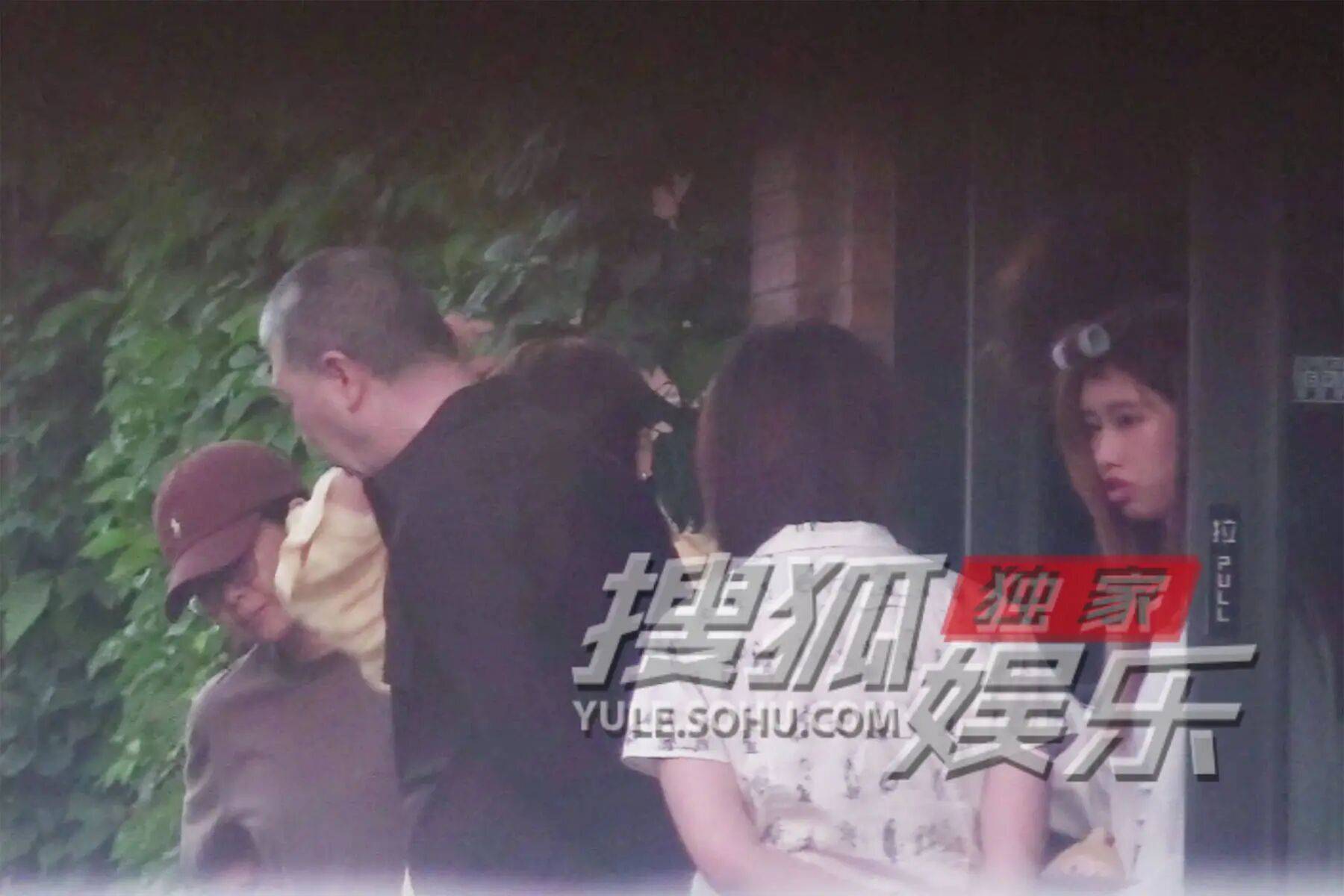 考古|冯小刚带女儿去陈思诚工作室！开个人账号还读影视专业<strong></p>
<p>如何买币</strong>，她也要“女承父业”吗？