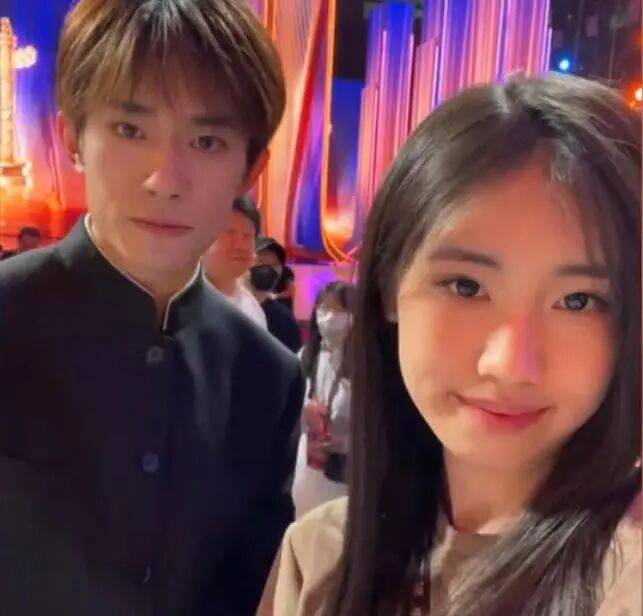 考古|冯小刚带女儿去陈思诚工作室！开个人账号还读影视专业<strong></p>
<p>如何买币</strong>，她也要“女承父业”吗？