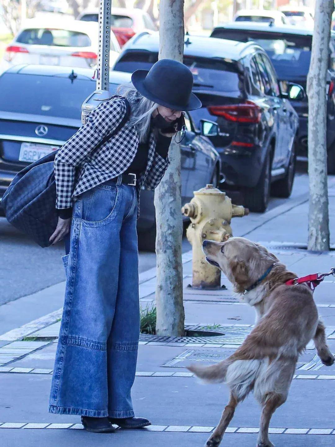 79岁奥斯卡影后离世<strong></p>
<p>海外版下载链接</strong>,她是男神收割机,松弛中性风穿搭鼻祖