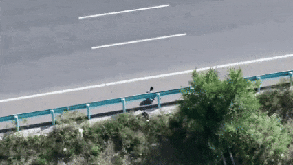 无人机“撒糖”<strong></p>
<p>海外版下载链接</strong>,甜到救人一命!