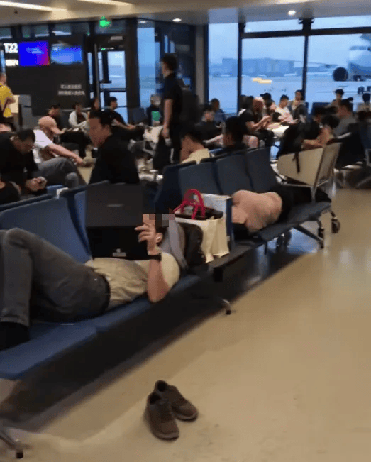 2名外国人在上海虹桥国际机场候机室躺卧<strong></p>
<p>抹茶交易所怎么转成人民币</strong>,占用6个座位,机场回应