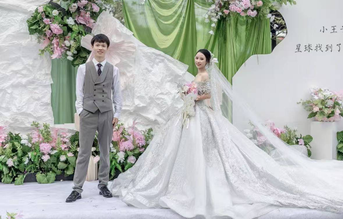 岳阳情侣连续9年在家乡千年古樟树下合影<strong></p>
<p>抹茶交易所怎么转成人民币</strong>,今年国庆终修正果:希望爱情像古树一样长久