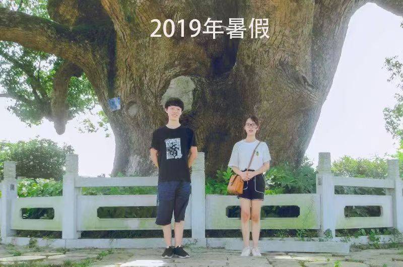 岳阳情侣连续9年在家乡千年古樟树下合影<strong></p>
<p>抹茶交易所怎么转成人民币</strong>,今年国庆终修正果:希望爱情像古树一样长久