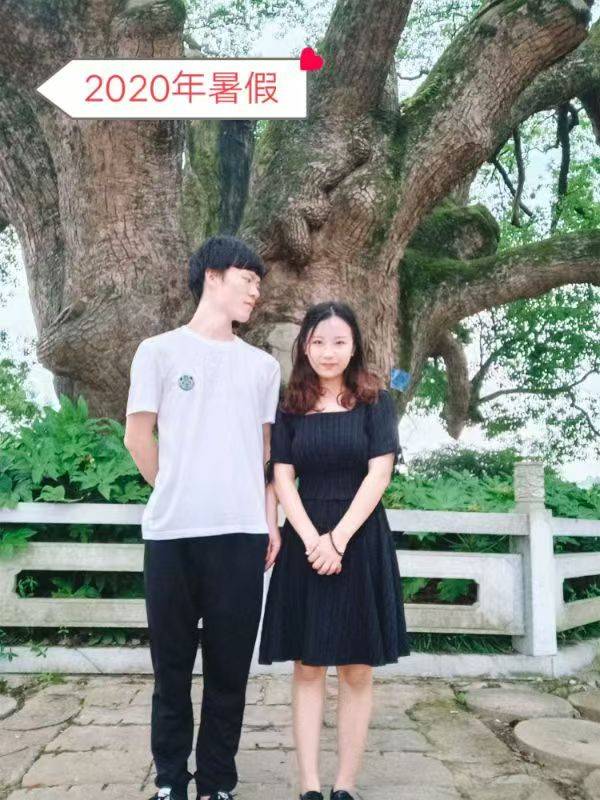 岳阳情侣连续9年在家乡千年古樟树下合影<strong></p>
<p>抹茶交易所怎么转成人民币</strong>,今年国庆终修正果:希望爱情像古树一样长久