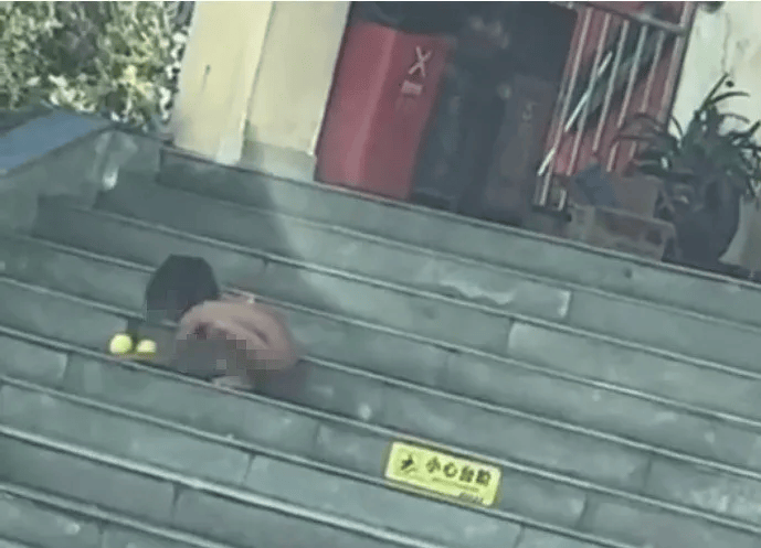 “野人小孩”最新进展:小孩已被养成不穿衣服习惯<strong></p>
<p>抹茶交易所注册</strong>,父母都没工作,孩子没上户口,公安民政妇联已介入