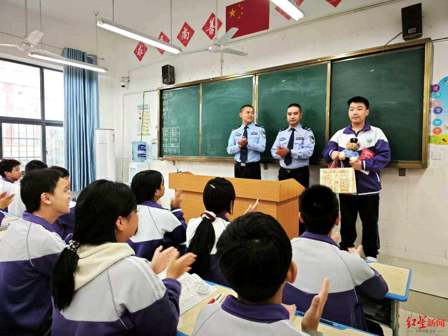 初二男生捡到1.4万余元现金，淡定拍视频后报警物归失主，民警送“奖”到校园