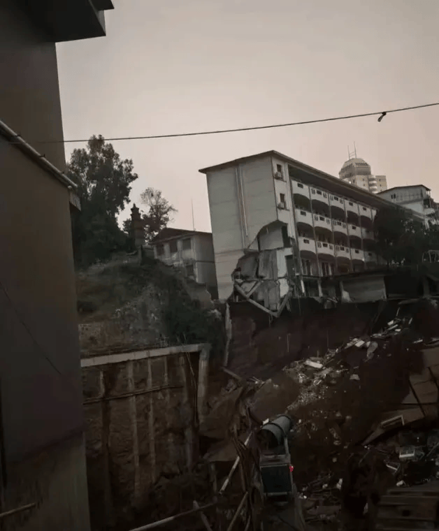 近4000人小学突发坍塌形成巨大坑洞<strong></p>
<p>抹茶交易所注册</strong>，操场塌下去一半，“还好发生在夜里”