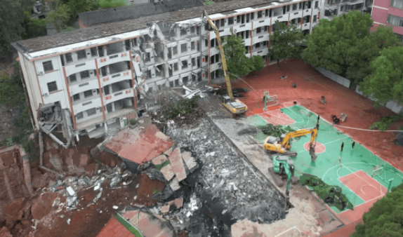 近4000人小学突发坍塌形成巨大坑洞<strong></p>
<p>抹茶交易所注册</strong>，操场塌下去一半，“还好发生在夜里”