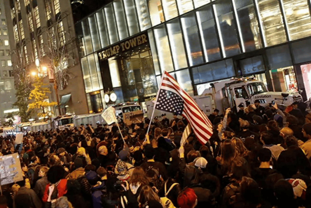 全美50州揭竿而起<strong></p>
<p>注册邀请码</strong>,要求特朗普立刻下台,中国这一招美国招架不住