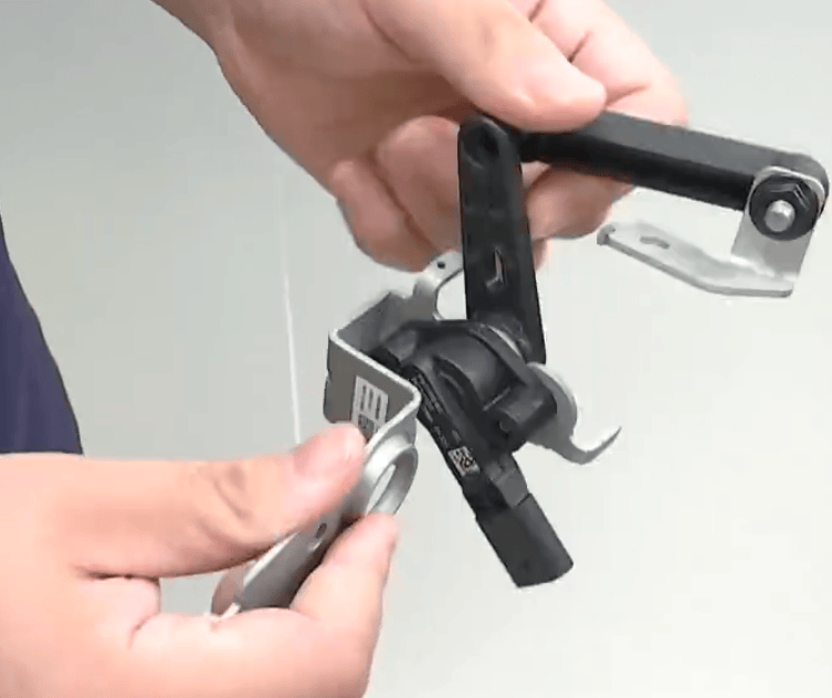 小米新车主驾下方掏出“神秘”多余零件!工作人员一片沉默<strong></p>
<p>东方雨虹股票</strong>,细思极恐