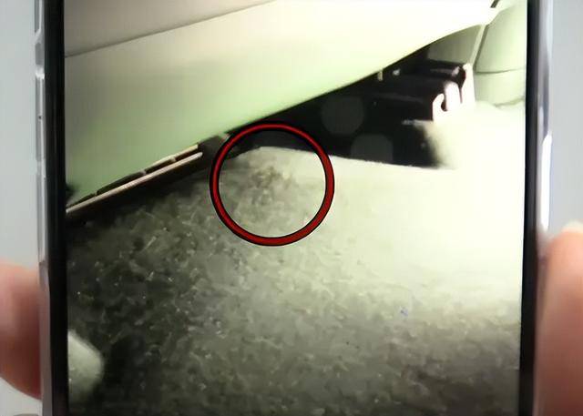 男子花30多万买了辆小米YU7 Pro<strong></p>
<p>东方雨虹股票</strong>,主驾下方出现不知名零件!