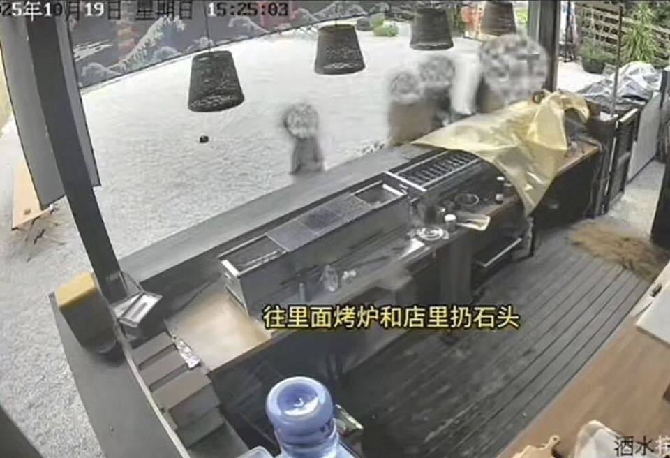 成都一烧鸟店遭“熊孩子”闯入破坏:丢弃调料、往烤炉里扔石头、将桌椅搬走