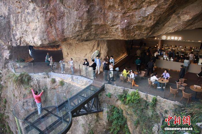 浙江温州乐清雁荡山：悬崖咖啡助力传统景区焕新出圈