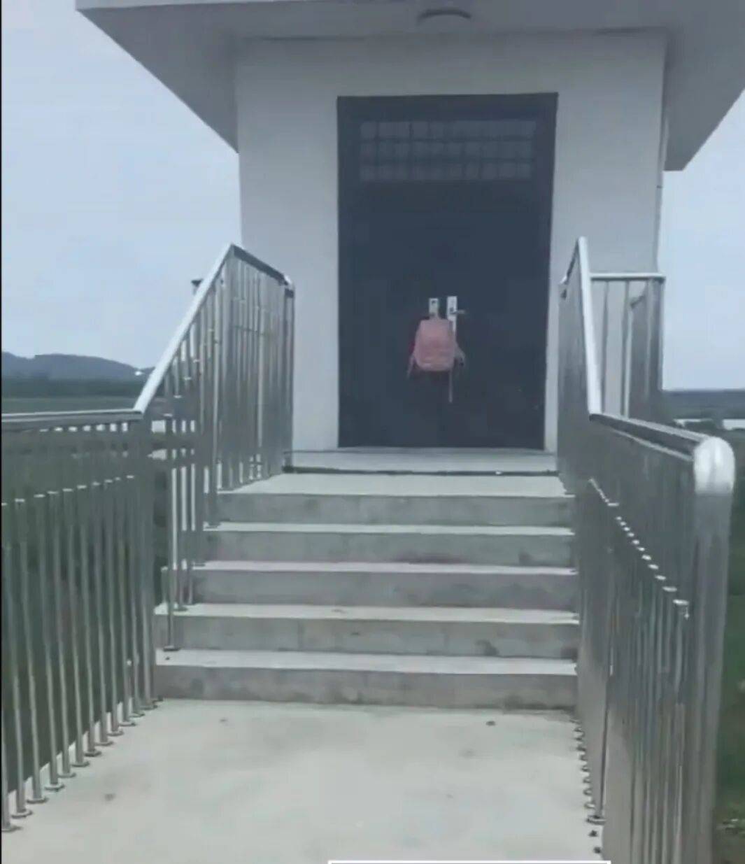 郑州14岁女孩上学途中失联半月<strong></p>
<p>股票在线看盘</strong>,在河边发现书包,家属:河中搜寻未果,警方已介入