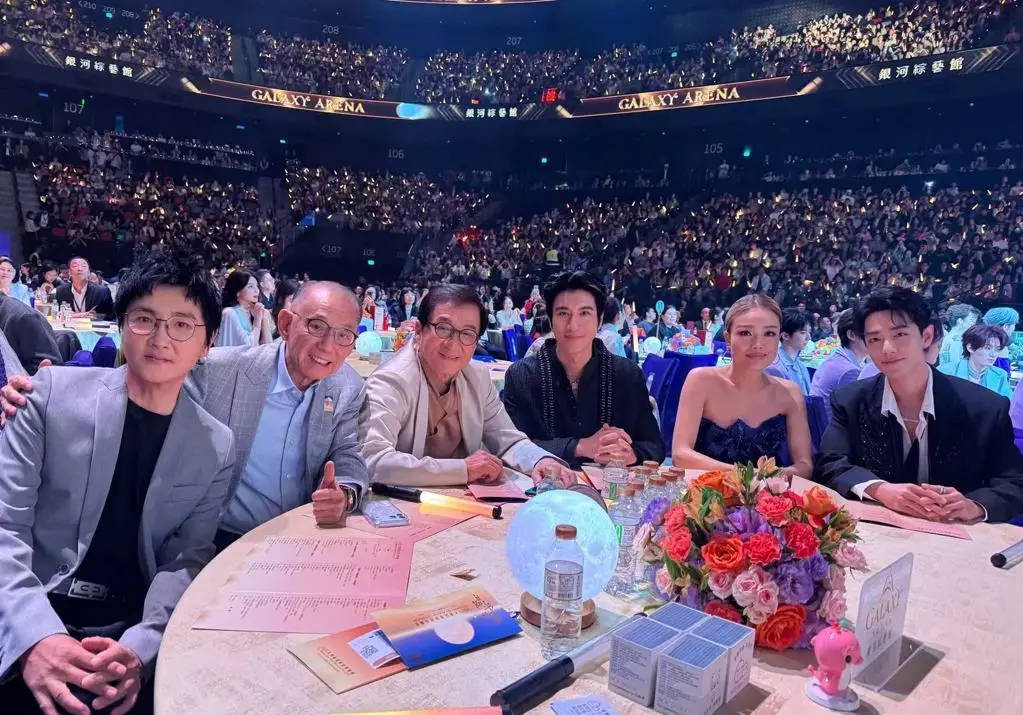 容祖儿回应与成龙误会<strong></p>
<p>股票在线看盘</strong>!称成龙摸其后背争议是捕风捉影:我完全没感觉