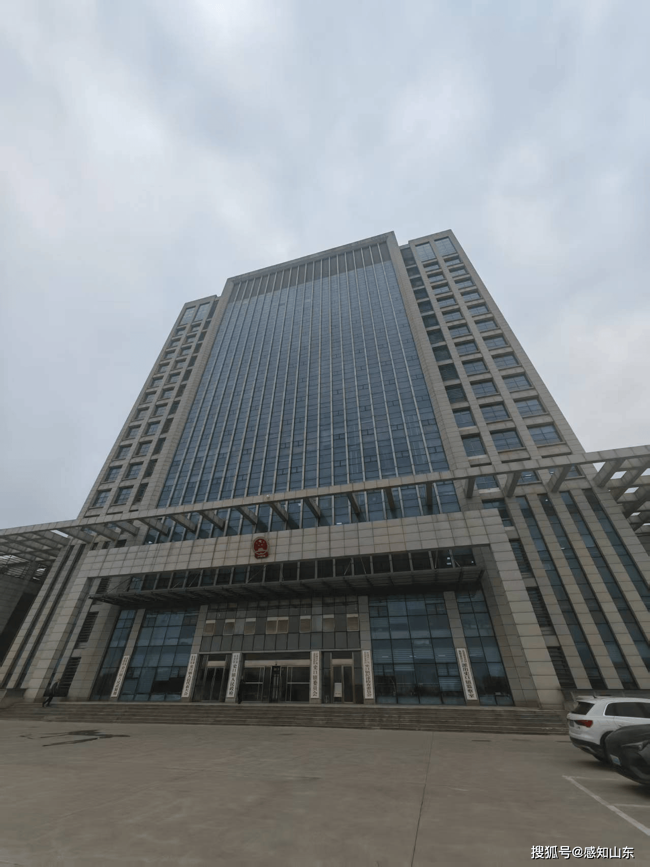 山东东营市一镇政府大楼过于“气派”被质疑超标准<strong></p>
<p>股票在线看盘</strong>,镇政府回应:非自建,只租7层