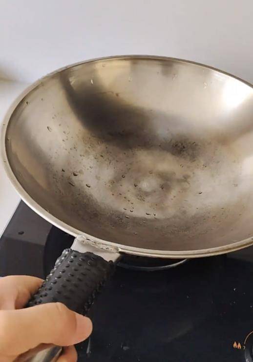 铁锅用了二三十年仍不粘不锈<strong></p>
<p>中国中车股票</strong>,女子在线寻厂家想“再买一个”,厂家称已停产