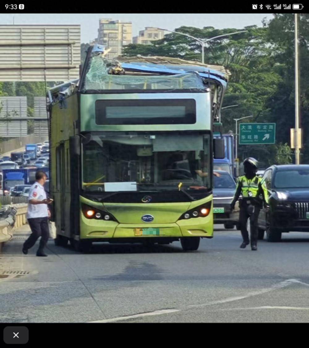深圳一辆双层巴士高架桥下遭“剃头”<strong></p>
<p>中国中车股票</strong>,玻璃碎片散落一地,多方回应
