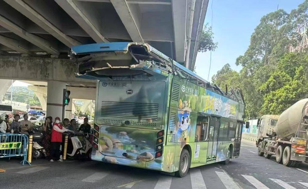深圳一辆双层巴士高架桥下遭“剃头”<strong></p>
<p>中国中车股票</strong>,玻璃碎片散落一地,多方回应