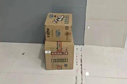 临沂俩小伙偷摸去派出所门口放下<strong></p>
<p>同仁堂股票</strong>了…