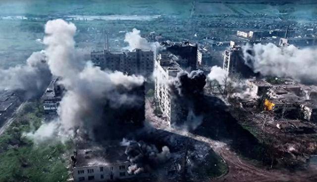 俄军一周2600多次袭击<strong></p>
<p>同仁堂股票</strong>，红军城万名乌军被围，泽连斯基绝望反击