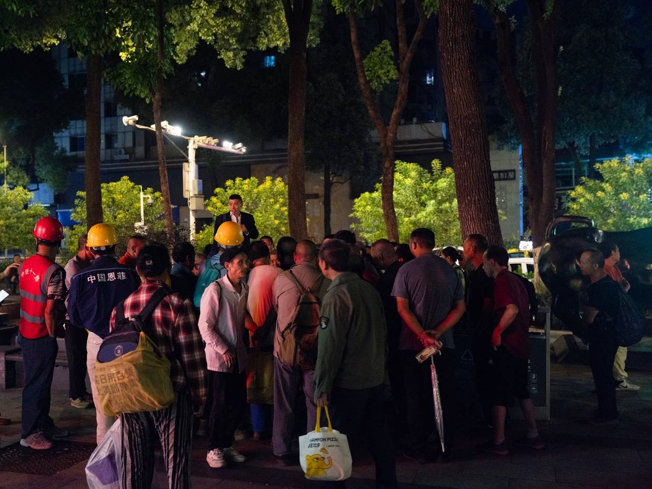 <strong></p>
<p>同仁堂股票</strong>他们挤在8元一晚的旅店 几百人抢一个活