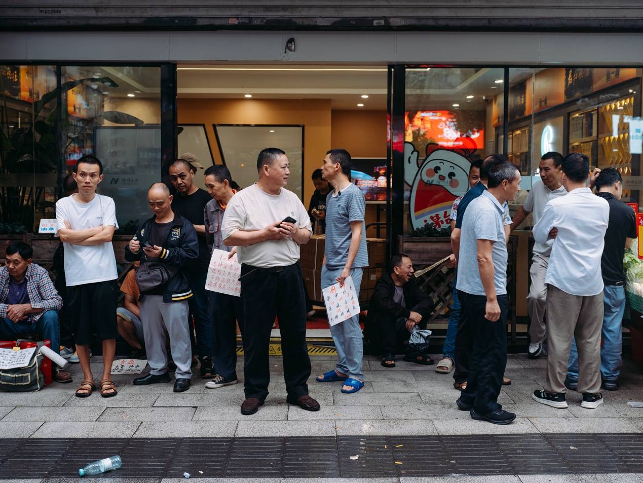 <strong></p>
<p>同仁堂股票</strong>他们挤在8元一晚的旅店 几百人抢一个活