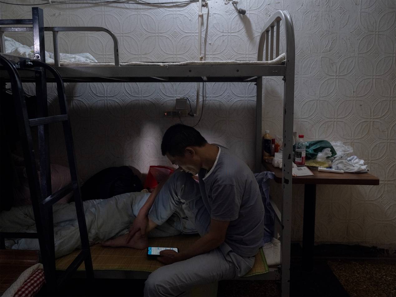 <strong></p>
<p>同仁堂股票</strong>他们挤在8元一晚的旅店 几百人抢一个活