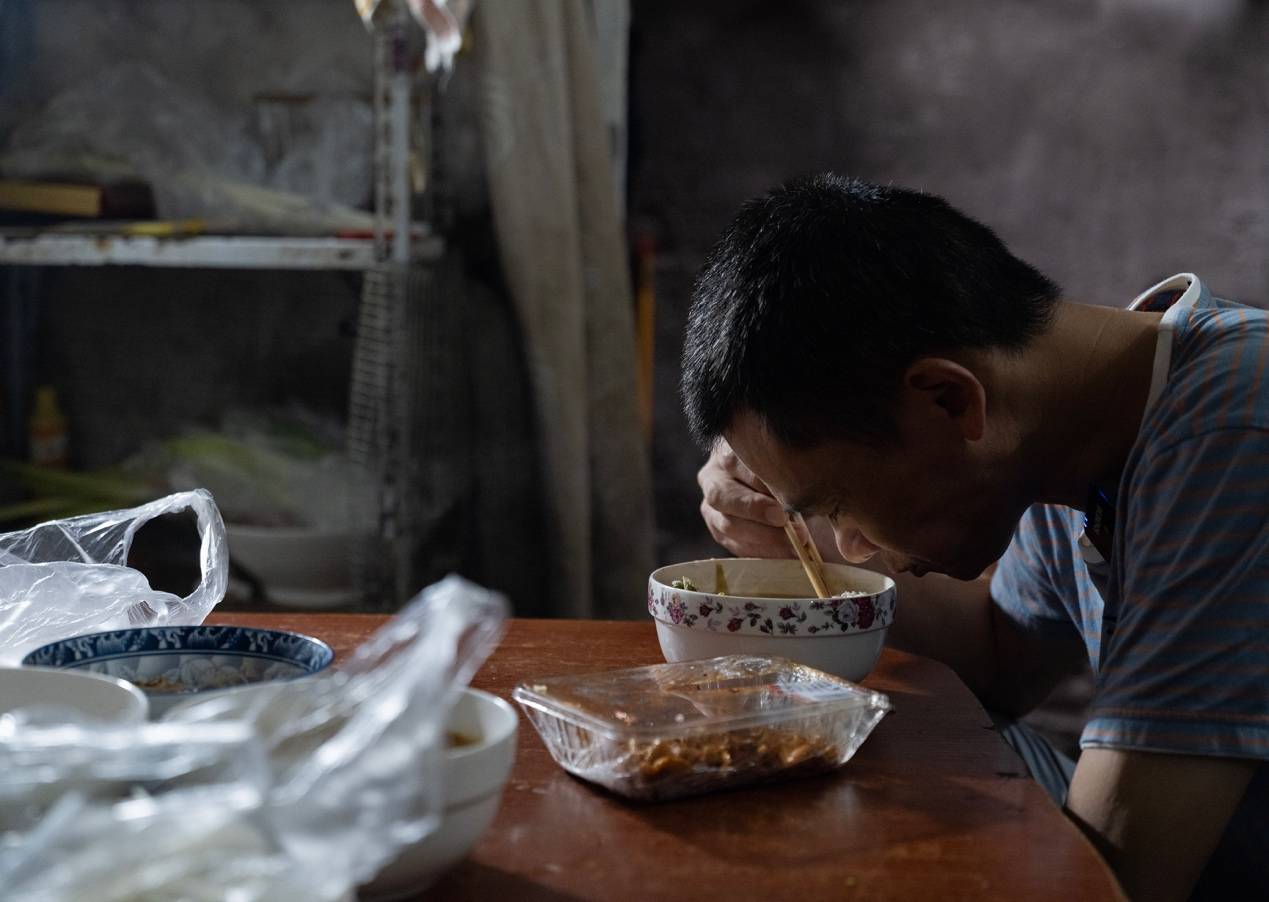 <strong></p>
<p>同仁堂股票</strong>他们挤在8元一晚的旅店 几百人抢一个活