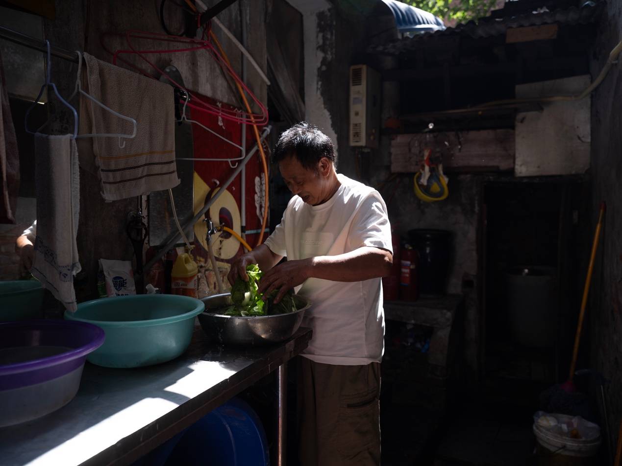 <strong></p>
<p>同仁堂股票</strong>他们挤在8元一晚的旅店 几百人抢一个活