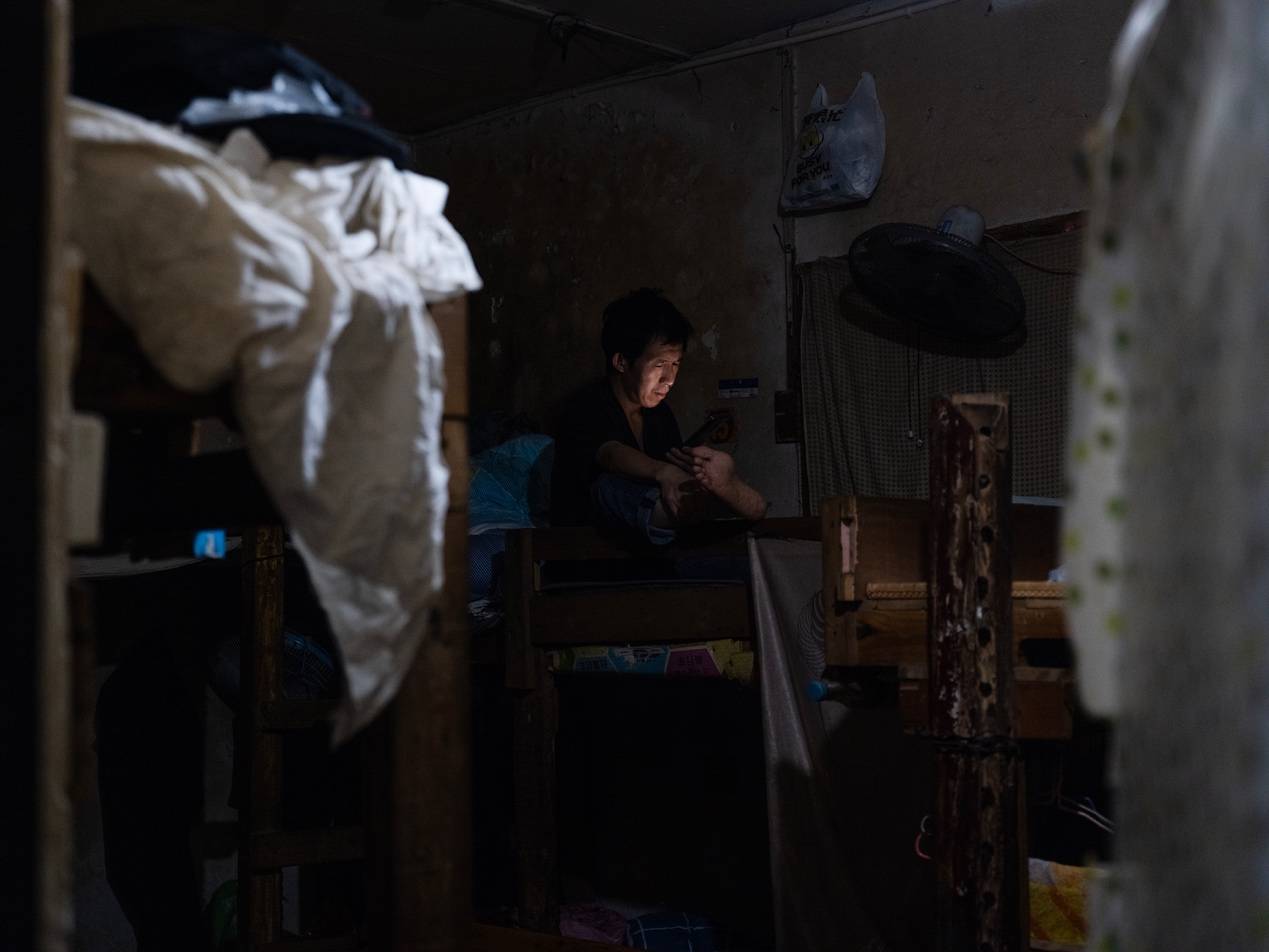 <strong></p>
<p>同仁堂股票</strong>他们挤在8元一晚的旅店 几百人抢一个活