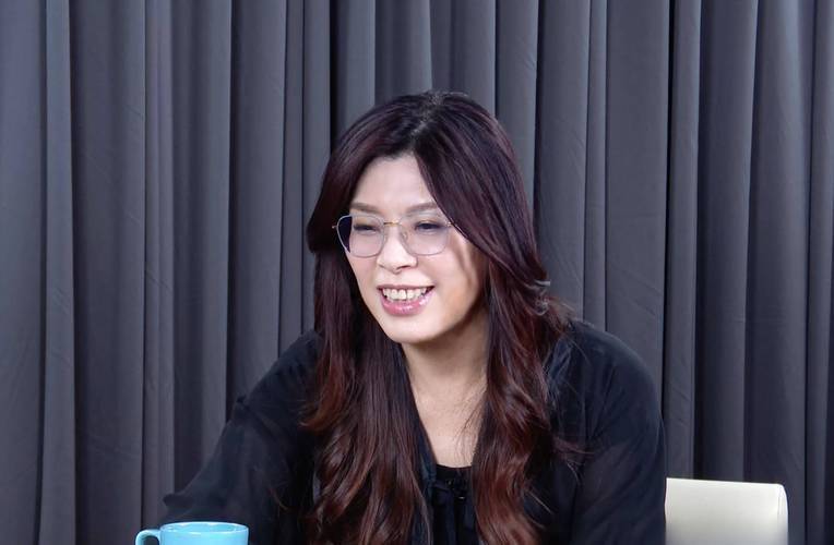 两岸和平统一还远吗？登机赴京前<strong></p>
<p>恒生电子股票</strong>，郑丽文公布人事名单，朱立伦回应特殊，不准打破惯例！