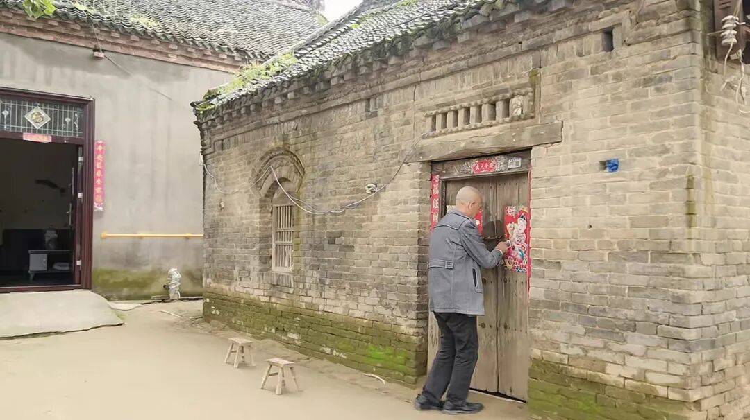 河南66岁大爷500平院子凭 “极致干净” 成网红打卡点<strong></p>
<p>恒生电子股票</strong>,网友来时他满脸笑容带进参观