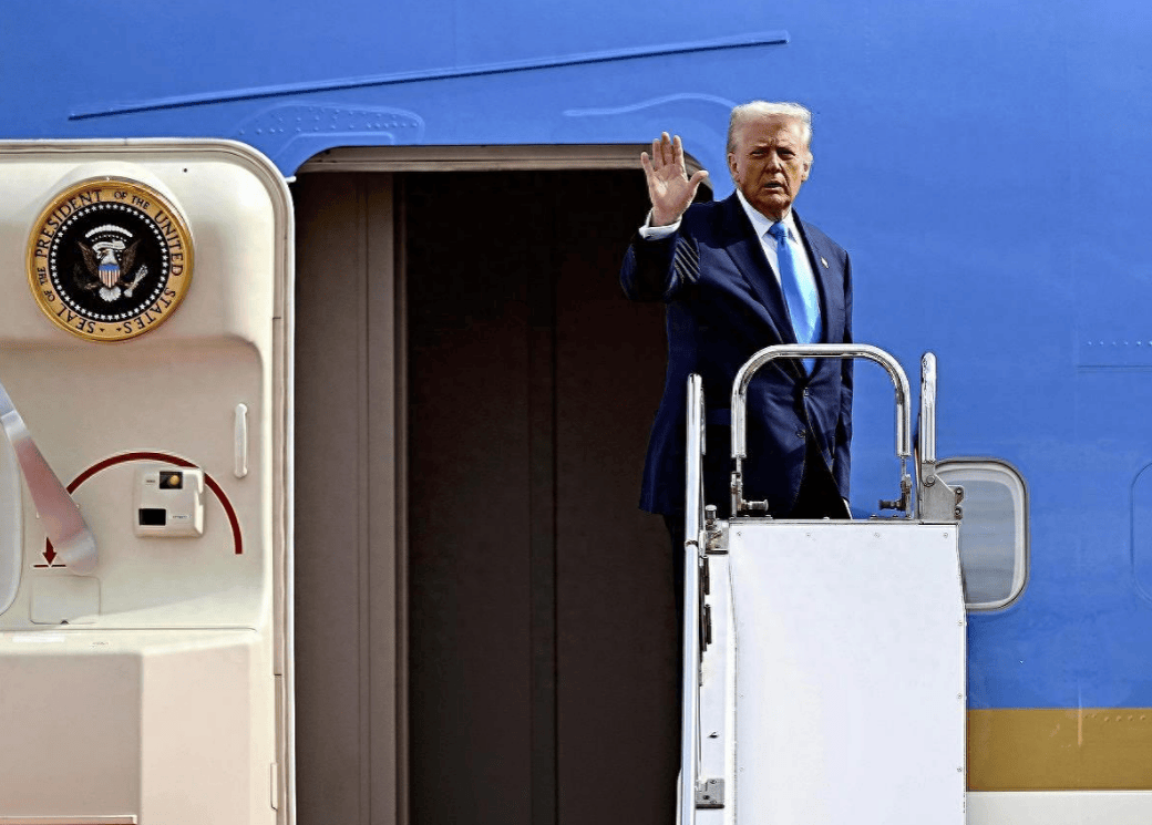 火速赶回国的特朗普<strong></p>
<p>指南针股票</strong>,在专机空军一号上,亲口说出此行最大遗憾