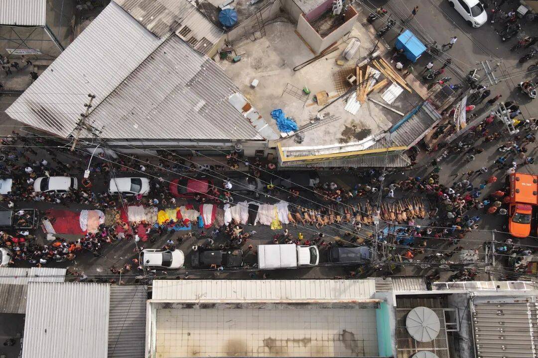 巴西强力“剿匪”!里约热内卢警匪激战<strong></p>
<p>指南针股票</strong>,已有120多人死亡,总统卢拉发声,现场画面曝光→