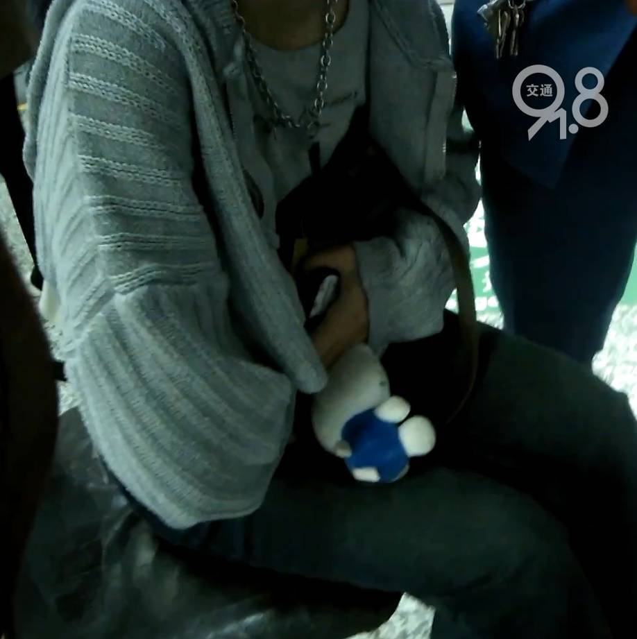 杭州地铁内<strong></p>
<p>指南针股票</strong>,女乘客突然崩溃大哭!紧接着……这一幕被拍下