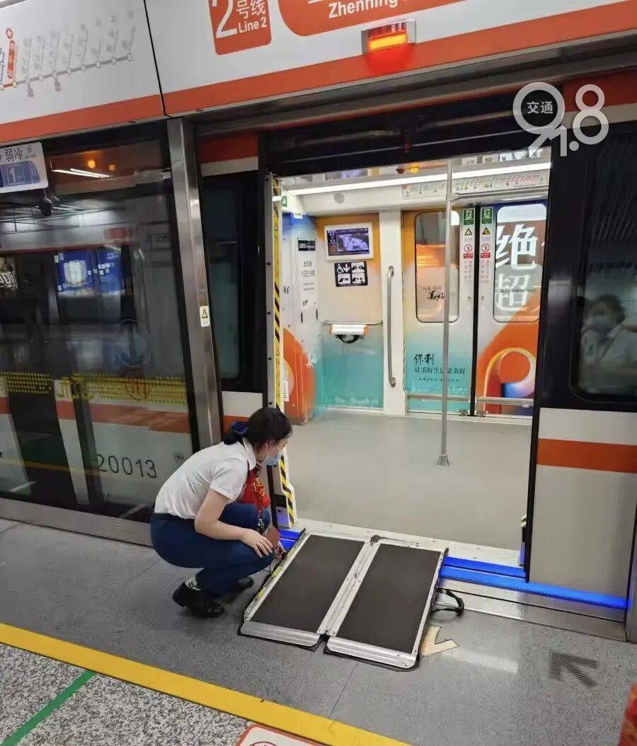 杭州地铁内<strong></p>
<p>指南针股票</strong>,女乘客突然崩溃大哭!紧接着……这一幕被拍下