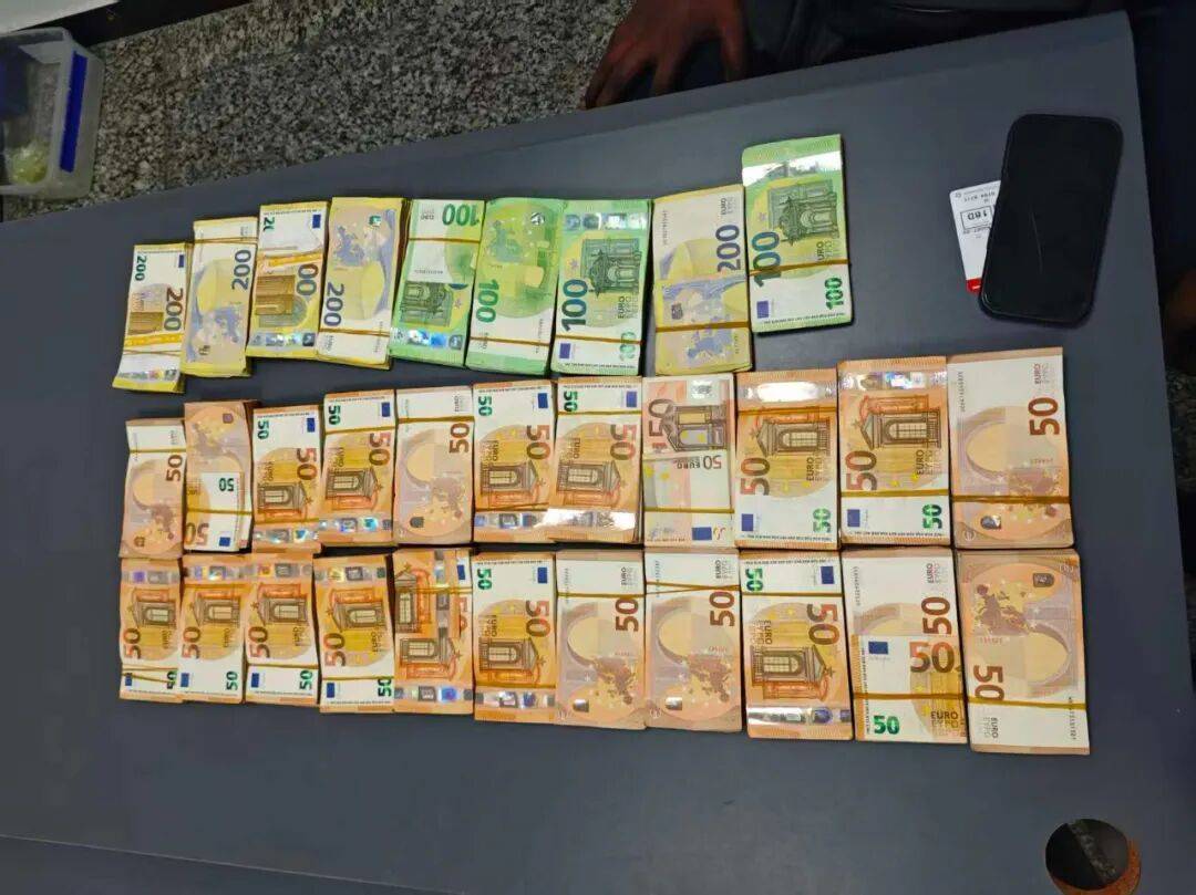 成捆的欧元现金就放在背包里装着<strong></p>
<p>赣锋锂业股票</strong>，折合人民币超186万元，旅客入境时被广州海关查获