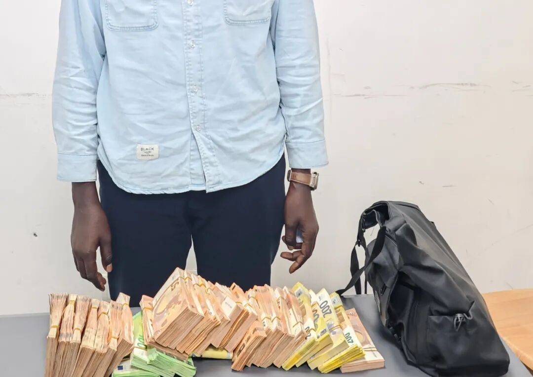 成捆的欧元现金就放在背包里装着<strong></p>
<p>赣锋锂业股票</strong>，折合人民币超186万元，旅客入境时被广州海关查获