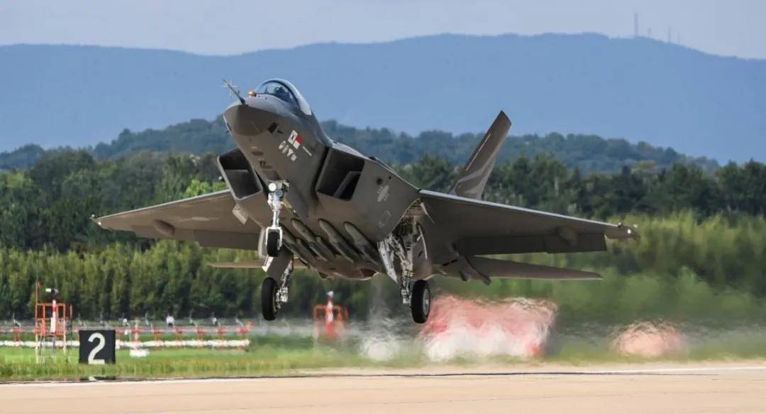 歼-35青春版<strong></p>
<p>中国中铁股票</strong>?076专用舰载机?新机“超级小黄蜂”究竟是干嘛的?