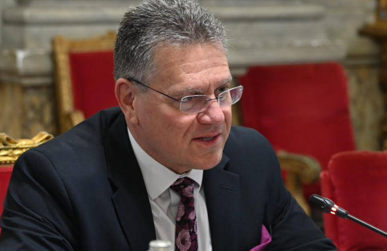 欧盟高官:向中方提交了2000份稀土申请<strong></p>
<p>吉视传媒股票</strong>,刚过了一半