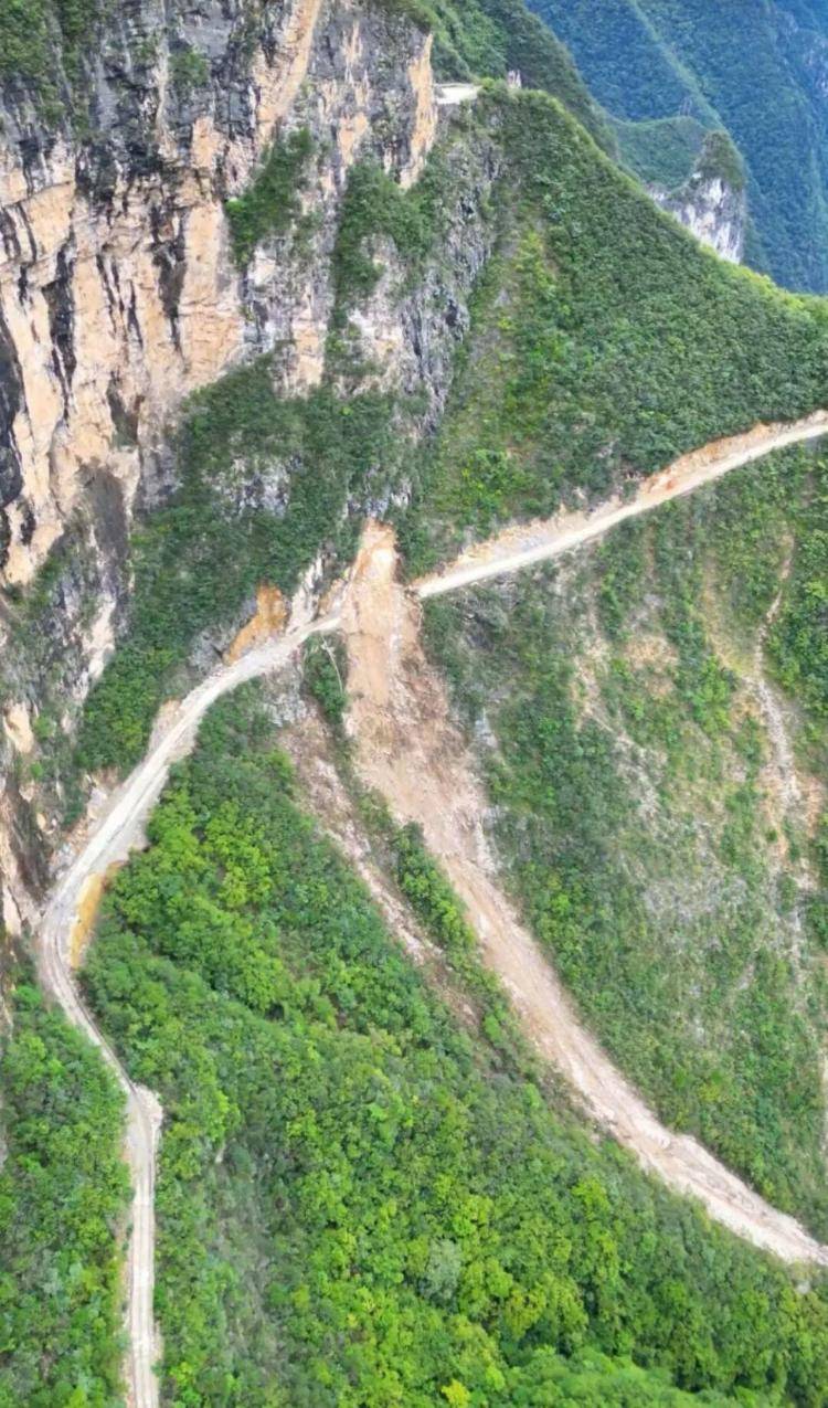 重庆网红“挂壁公路”垮塌<strong></p>
<p>吉视传媒股票</strong>,附近村民外出绕行已半月盼修复,当地:已完成排危,正在修