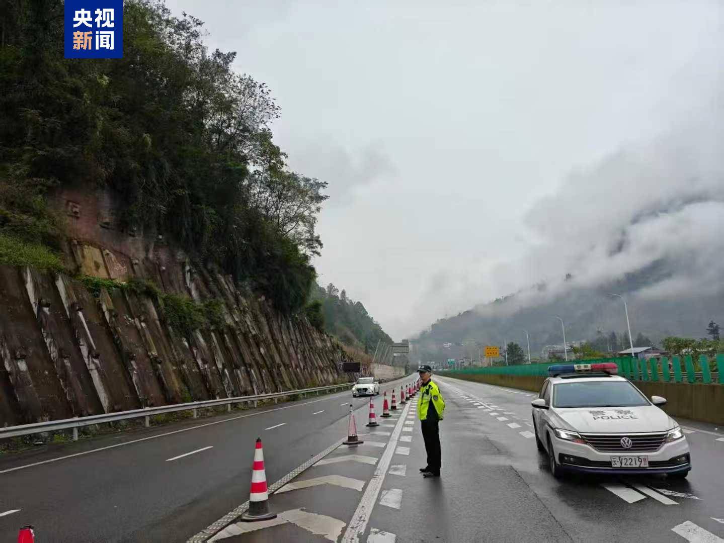 G85银昆高速云南昭通段发生山体落石 昆明至重庆方向交通中断