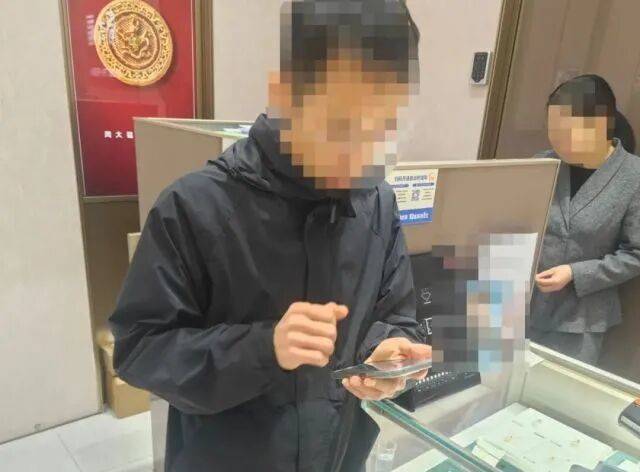 股市套现170万元后<strong></p>
<p>小商品城股票</strong>,杭州男子豪购300克金条!老板当场报警……