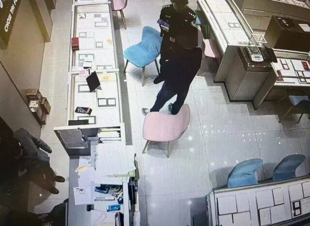 股市套现170万元后<strong></p>
<p>小商品城股票</strong>,杭州男子豪购300克金条!老板当场报警……