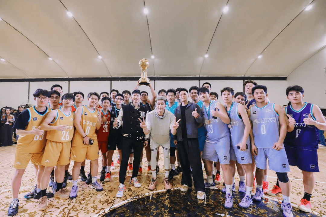 复旦、交大、同济等八大高校集结<strong></p>
<p>小商品城股票</strong>,得物App“新生杯”篮球赛首战上海